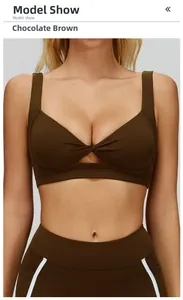 Dettaglio del reggiseno yoga marrone cioccolato con design a nodo traforato sul davanti