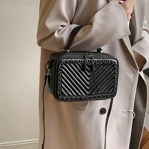 Elegante borsa a scatola nera trapuntata con catena in metallo e manico da donna