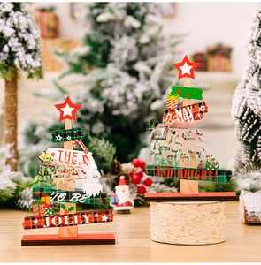 Détails d'ornements de Noël en bois en forme de sapin avec motifs à carreaux et slogans