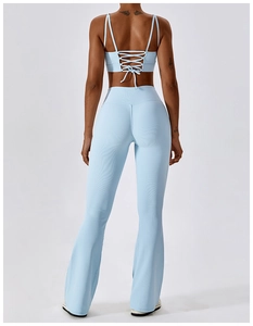 Détail d'un ensemble de yoga côtelé bleu clair avec dos croisé et pantalon évasé
