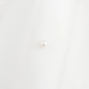 Edles weißes Perlendetail auf Netzstoff für elegantes kurzes Damen-Neckholder-Kleid