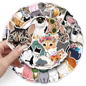 Dettaglio di simpatici adesivi di gatti con colori vivaci e bordi bianchi definiti