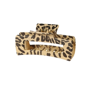 Close-up of 10.5cm leopard print hair claw clip with vintage resin pattern and texture
