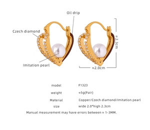 Detailed view of hollow heart earrings with shell pearls and measurements in cm