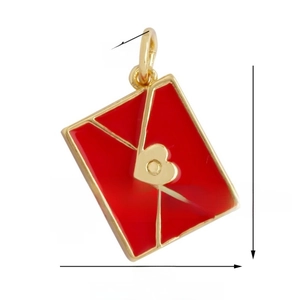 Détail du pendentif enveloppe émaillé rouge avec cœur et mesures précises des dimensions