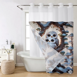 Detailansicht der Metallösen und des Eulenmusters auf wasserdichtem Duschvorhang
