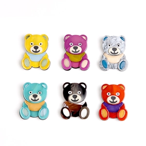Lot de six broches ours en acrylique coloré en jaune, violet, bleu et rouge vif