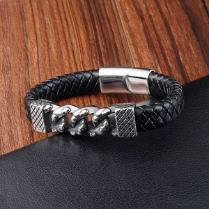 Détail d'un bracelet en cuir tressé pour homme avec chaîne vintage et fermoir aimanté