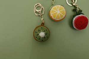 Detailaufnahme handgehäkelter Schlüsselanhänger mit Wassermelone, Zitrone und Kiwi