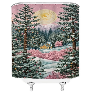 Tenda da doccia con paesaggio invernale, baita innevata e pini festivi decorati