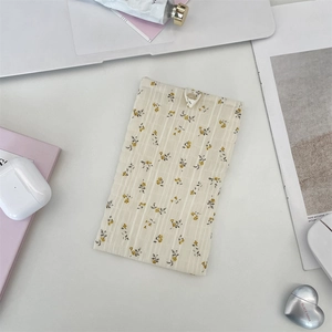 Dettaglio della borsa per cellulare in chiffon floreale con piccola chiusura a bottone