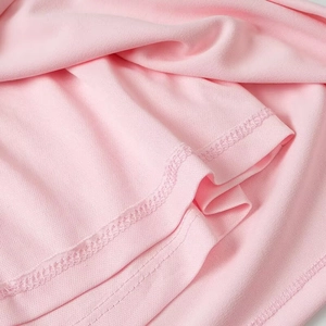 Gros plan sur la maille rose de la robe montrant les coutures et la texture du tissu
