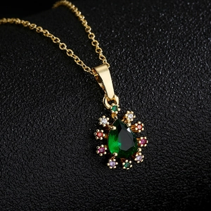Collana malocchio placcata oro 18K con ciondolo a goccia verde su superficie nera