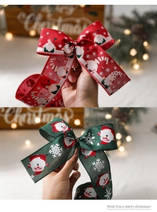 Détail de rubans de Noël rouges et verts avec motifs de gnomes et de flocons de neige
