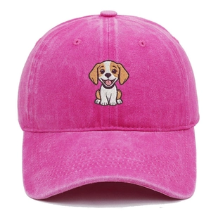 Détail d'une casquette en coton rose délavé avec broderie chiot et finition vintage