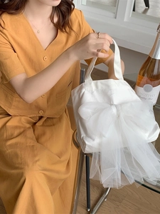 Weiße Handtasche aus Canvas mit großer süßer Netzschleife für einen modischen Damenlook