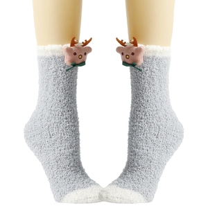 Detailansicht warmer grauer Korallenvlies-Socken mit süßem Rentier-Plüschornament