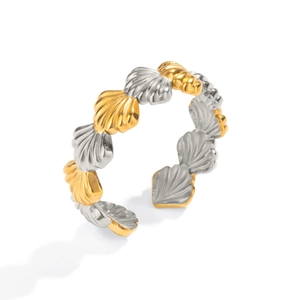 Detailansicht der zweifarbigen Gold- und Silbermuschel-Texturen am verstellbaren Ring