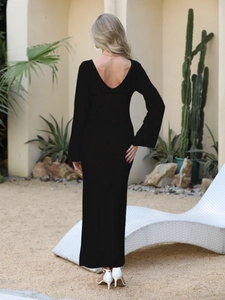 Dettaglio dell'elegante abito da spiaggia nero senza schienale in uncinetto con maniche svasate