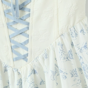 Robe à fleurs style français avec taille corset et détail de ruban bleu lacé
