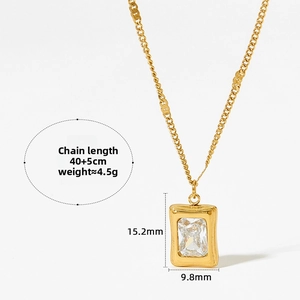 Dettaglio macro della collana con pendente rettangolare placcato oro e zircone trasparente