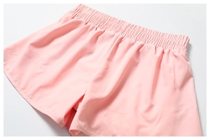 Détail du short de sport rose à séchage rapide avec taille haute élastique et tissu doux