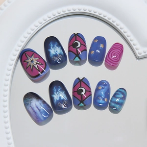 Faux ongles bleu nuit avec étoiles cosmiques, motifs de lune et fini brillant
