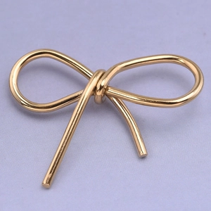 Vue rapprochée d'un pendentif nœud doré poli avec finition métallique lisse