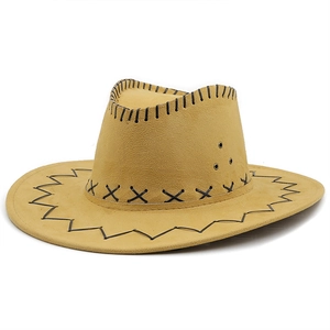 Détail d'un chapeau de cowboy kaki en suédine avec surpiqûres noires et œillets
