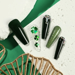 Lange Ballerina Kunstnägel mit Kleeblatt-Muster und grünen Glitzersteinen für St. Patrick's Day