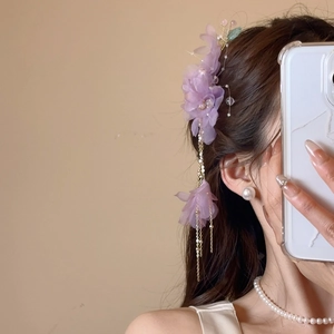 Détail de la pince à cheveux fleur en tulle violette faite main avec glands en perles