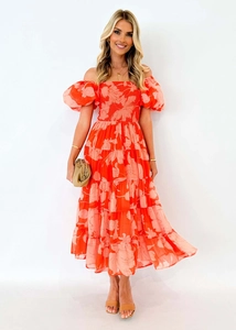 Détail du bustier élastique à smocks et de la jupe à volants sur la robe fleurie