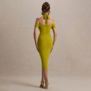 Vista posteriore di un abito longuette aderente verde-giallo con scollo all'americana sexy