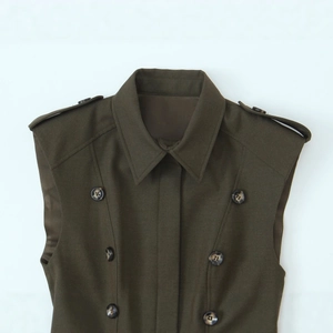 Robe gilet sans manches vert olive avec épaulettes et boutons à double boutonnage