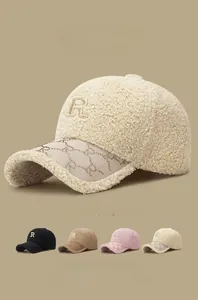 Détail d'une casquette en polaire teddy avec lettre R brodée et visière à motif rétro