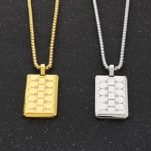 Détail des pendentifs rectangles CNC hexagonaux pavés de diamants en finitions or et argent