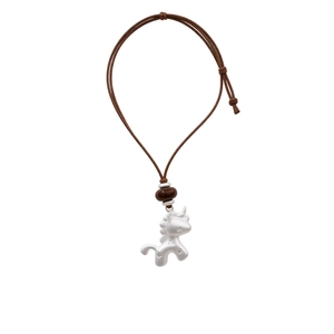 Pendentif licorne minimaliste en argent avec cordon en cuir marron ajustable
