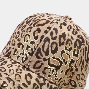 Dettaglio del cappello leopardato con profili dorati e cuciture di alta precisione