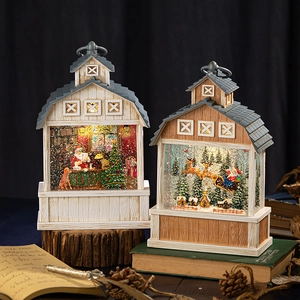 Lanterne boule à neige de Noël avec Père Noël et rennes sur bûches en bois