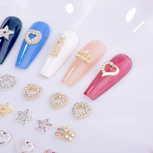Vue détaillée de charmes 3D en métal en forme de cœur et perles pour nail art DIY
