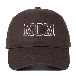 Détail de la broderie MOM sur casquette de baseball en toile de coton marron foncé