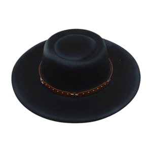 Détail du chapeau en laine noir avec ruban marron orné de rivets en étoile métalliques