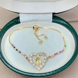 Nahaufnahme der Marien-Herz-Halskette mit bunten Zirkonia und verstellbarer Goldkette