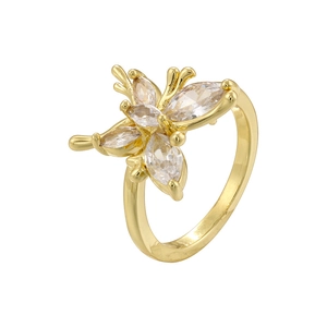 Bague ouverte papillon dorée élégante avec ailes en cristal sur fond blanc pur