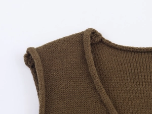 Détail du col en V et de la texture en maille côtelée du gilet tricoté marron