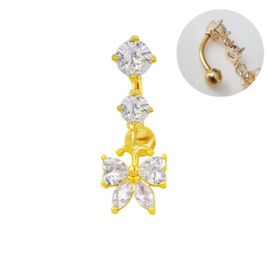 Détail d'un piercing de nombril doré avec des pierres en cœur et pendentif papillon