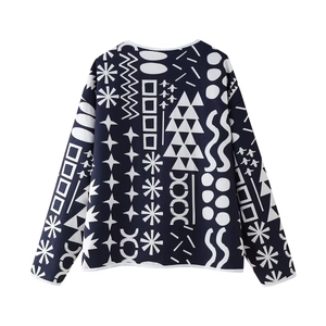 Dettaglio del top girocollo blu scuro con stampe geometriche astratte di colore bianco