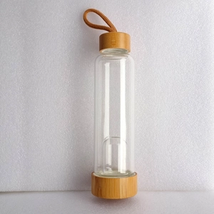 Umweltfreundliche Trinkflasche aus Glas mit Bambusdeckel und Kristall-Kies-Einsatz