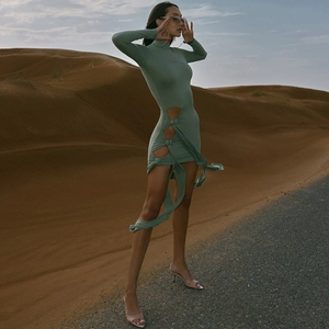 Vue détaillée robe moulante verte avec découpe latérale et design de nœud élégant