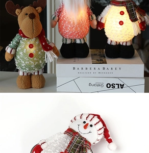 Detail von leuchtenden Weihnachts-Wichteln aus Strickstoff mit Plüsch-Rentier-Design